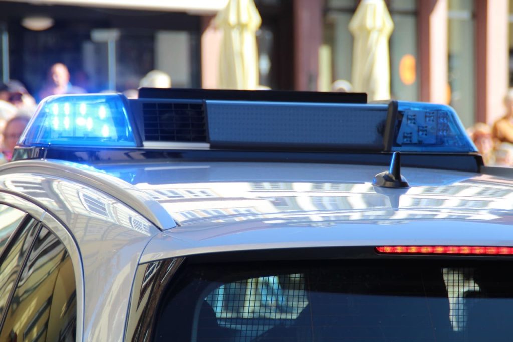 Kiedy trzeba wezwać policję do kolizji, a kiedy nie?
